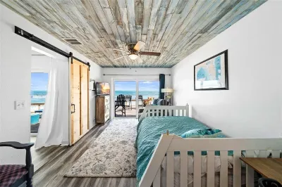 TURTLE'S EGGS BEACH FRONT UNIT#1 Hotels near Hammock Trail