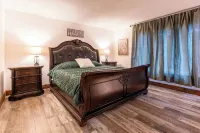 Forest Whisper Retreat: 4-bdrm lodge in Daggett. Get away and have everything.