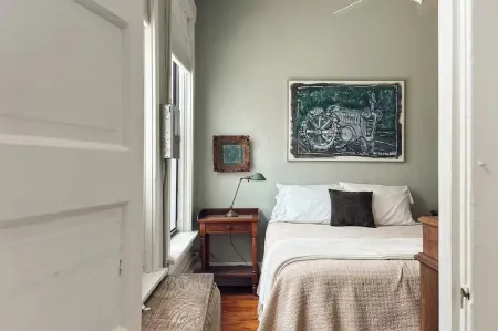 The Den on Walnut Street in Downtown Champaign Отели в г. Шампейн