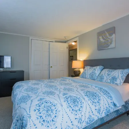 Cozy Costal Retreat in the heart of Groton's charming beach community, Отели в г. Гротон