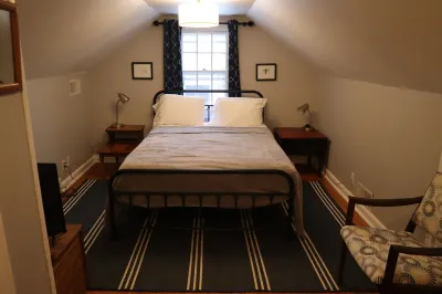 Bluebird // Charming 3-bedroom, 1.5 bathroom house, 5 blocks to Mayo Clinic