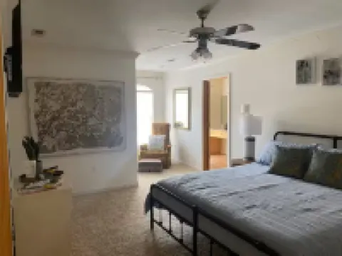 Beautiful 4-Bedroom Condo with WiFi, AC in Fabulous Florence Downtown Near Una