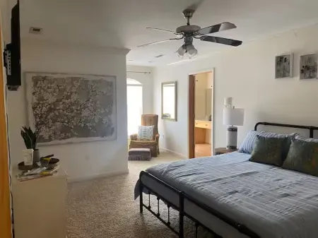 Beautiful 4-Bedroom Condo with WiFi, AC in Fabulous Florence Downtown Near Una Отели рядом с достопримечательностью «Publix Super Market at Renaissance City Center»