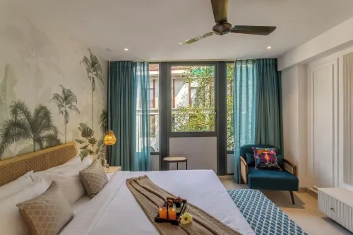 Hidden Gem Luxe Suite w Pool View - 1km to Beach
