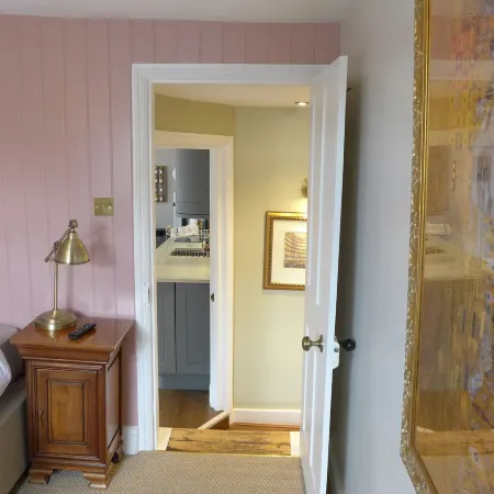 Royal Oak Retreat - Sleeps 6 Pub & Pet Friendly