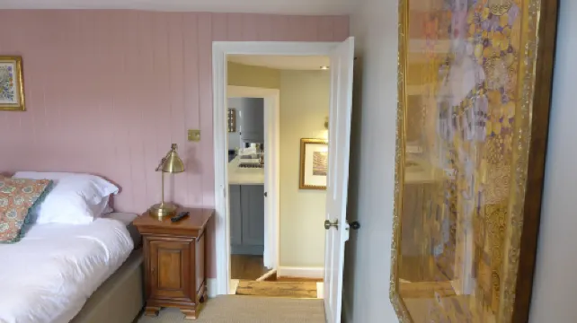 Royal Oak Retreat - Sleeps 6 Pub & Pet Friendly