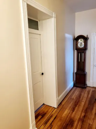 Homey Caretakers Room in historic Manor House!