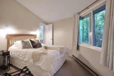 Enchanting Mountain Tree House Hideaway. Hotels near Thunder Hill Overlook