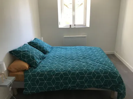 Ancien Corps de Ferme au Milieu des Tournesols