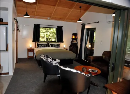 Secluded forest Retreat, Paradise Valley, Rotorua. Отели рядом с достопримечательностью «Парадайс Вэлли Спрингс»