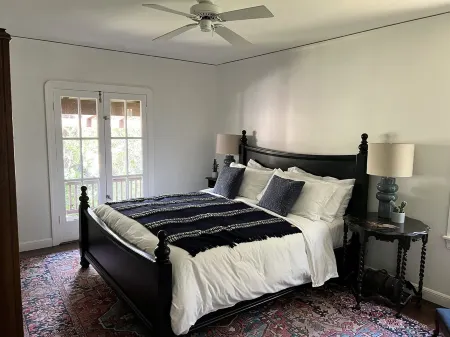 4 bed / 4 ba Home in Downtown Calistoga Отели рядом с достопримечательностью «The Carmel Gallery in Calistoga»