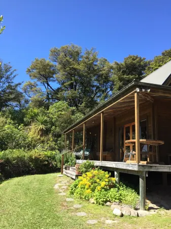 Heart of Kaiteriteri: Absolute Privacy nestled between both beaches Отели рядом с достопримечательностью «Kaiteriteri Kayak»