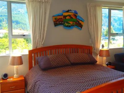Lakefront Fantail House Hotels near Longview Drive Playground