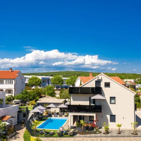 Villa LuiSole - Apartment °1 with heated saltwater pool, family-friendly Отели в г. Крк