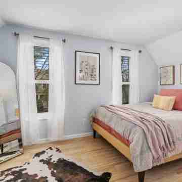 Walk to Bridge Street from the Westside Charmer! Rooms