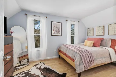 Walk to Bridge Street from the Westside Charmer! DeVos Place 주변 호텔