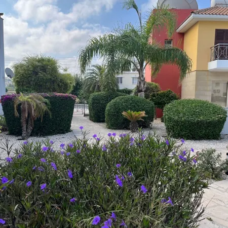 2 Bedroom Ground Floor Apartment Close to Shops, Restaurants, Old Town and beach