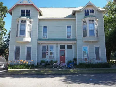 Heart of Hillsdale Downtown Office / Kitchen / Two Beds / Close to Everything