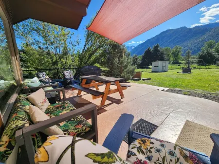 Spectacular Mountain View Chalet - Family and Dog friendly, Hot tub, Wi-Fi, Roku