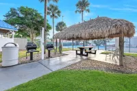 Gorgeous Waterview, Walking Distance to Restaurants, Shops & More!! 마르코아일랜드 호텔