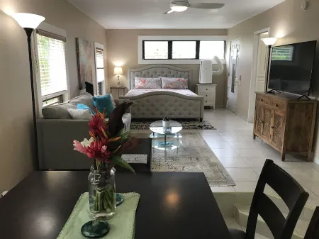 Aloha! The North Shore of Kauai awaits in this amazing, centrally located Condo! Отели рядом с достопримечательностью «Анини Бич»