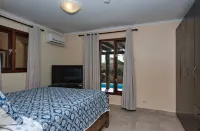 5 Min walk to Baby Beach! - Secluded Villa Hotels in Sint Nicolaas