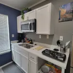 Vibrant Art Retreat. Stylish 1 Bedroom Private Cottage Centrally located.