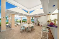 Gate House; a Private Villa within a Luxurious Estate near world-class fishing Hotels in Marsh Harbour