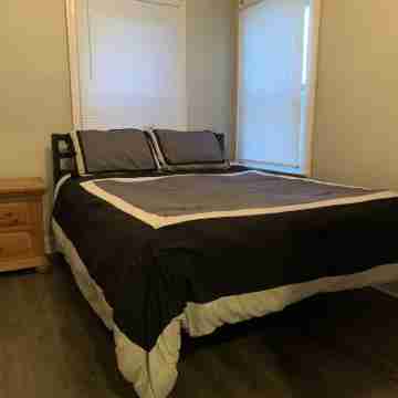 Cozy 1 Bedroom House, Free Parking, Highway Access Rooms