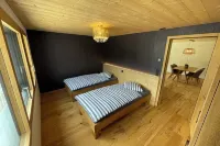 New 3.5 room apartment with chalet interior, terrace and views of the mountains! فنادق في برينز