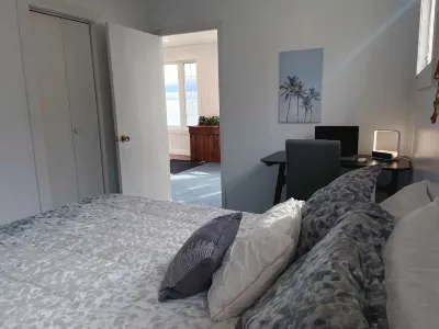 Niagara Dreamhouse on the lake with Private Beach! Family & Friends Vacation. Hotels near Water Park Golf and Country Club