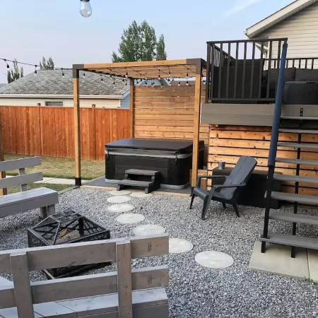 Cheerful, cozy 4 bedroom house w/ hot tub and firepit area