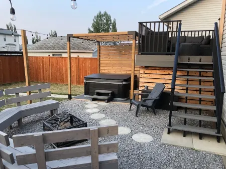 Cheerful, cozy 4 bedroom house w/ hot tub and firepit area Отели рядом с достопримечательностью «ENMAX Centrium»