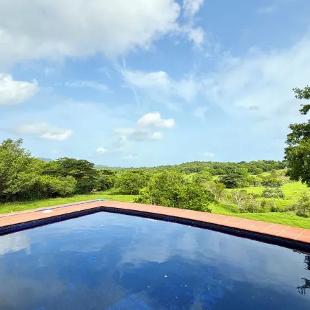 Relaxing oasis w/ pool, nature walks, calm vibes