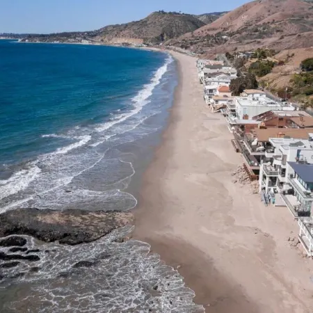 "Unrivaled Luxury at Premier Beachfront Getaway: Private Beach Access"