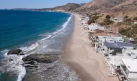 "Unrivaled Luxury at Premier Beachfront Getaway: Private Beach Access"
