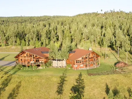 Private Luxury on 8acers with Amazing views and Spacious Accommodations Отели в г. Лейксайд