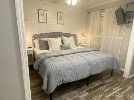 Renovated KING BED Oceanview 1BR Top Floor Villa