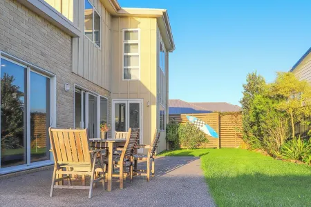 Stunning Surfers 4 Bedroom Beach House Отели рядом с достопримечательностью «Tasman Holiday Parks - Waihi Beach»