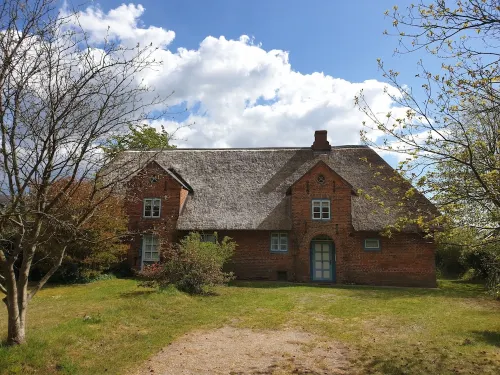 Comfortably furnished thatched roof house with a large garden Hotels in Nordfriesland