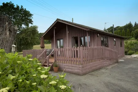 Attractive Timber Chalet In The Upper Tanat Valley. Sleeps 4. Отели в г. Освестри