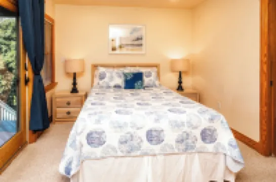 Salty Paws. Pet Friendly. Minutes to Beach. Horizon Ocean Views.