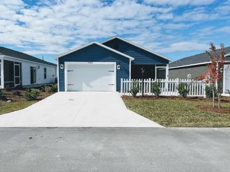 Modern Ultra Clean Patio Villa! Great location in the Villages!