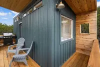 Cute clean cabin with views, hot tub, deck, grill - near Waco, TX