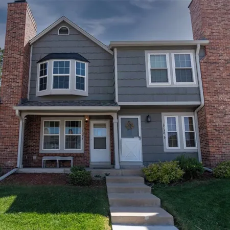 Charming 2-bedroom townhome with AC, WiFi in enchanting Aurora