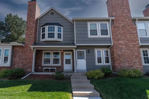 Charming 2-bedroom townhome with AC, WiFi in enchanting Aurora