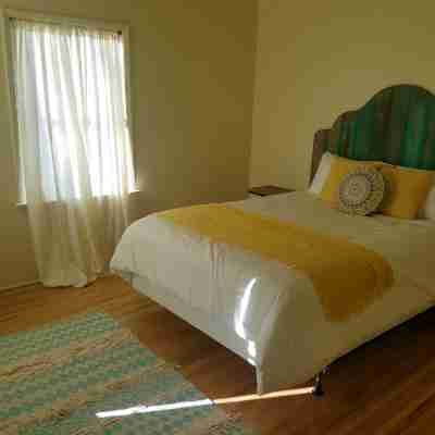 Three Bedrooms Two Baths sleeps 6 - Walking distance to Downtown Paso Robles Rooms