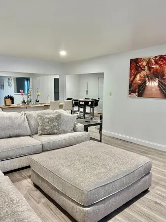 Super Spacious 3 Bedroom House, w/2 Living Rooms and Close to Everything Отели рядом с достопримечательностью «R. W. Norton Art Gallery»