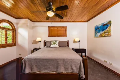 Playa Langosta,Tamarindo Luxury Villa 3BD/4BR- private pool -Sleeps 6