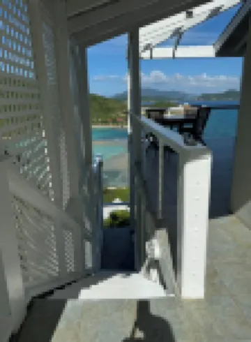 Folly View-Ocean sounds & views w/parking, full kitchen, A/C bedroom, Starlink